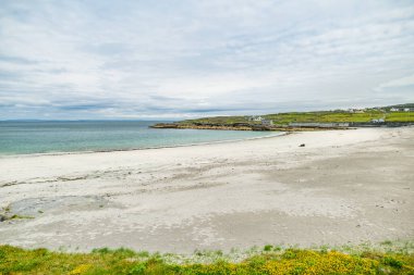 Inishmore 'daki geniş kumlu Kilmurvey Sahili, Galway Körfezi, İrlanda' daki Aran Adaları 'nın en büyüğü..