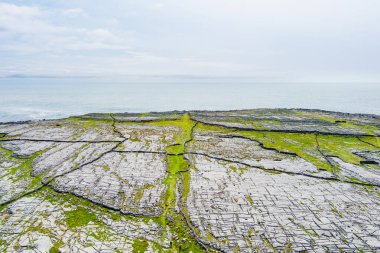 Inishmore veya Inis Mor, Galway Bay, İrlanda Aran Adaları en büyük havadan görünümü. Güçlü İrlanda kültürü, İrlanda diline sadakati ve antik kentlerin zenginliği ile ünlüdür..