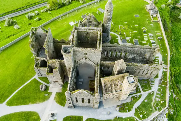 卡塞尔岩 也被称为国王的卡塞尔和圣帕特里克岩 一个历史遗址 位于卡塞尔 县蒂珀里 爱尔兰最著名的旅游景点之一 — 图库照片