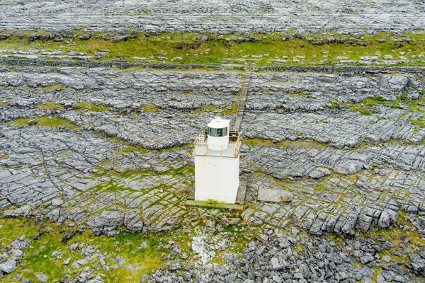 Black Head Lighthouse Situado Áspero Paisaje Rocoso Burren Medio Extraño — Foto de Stock