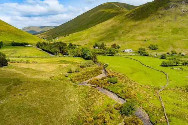 在爱尔兰的康涅马拉地区 俯瞰乔伊斯的河流蜿蜒而下的空中风景 爱尔兰高威县风景秀丽的爱尔兰乡村风景 地平线上耸立着雄伟的群山 — 图库照片