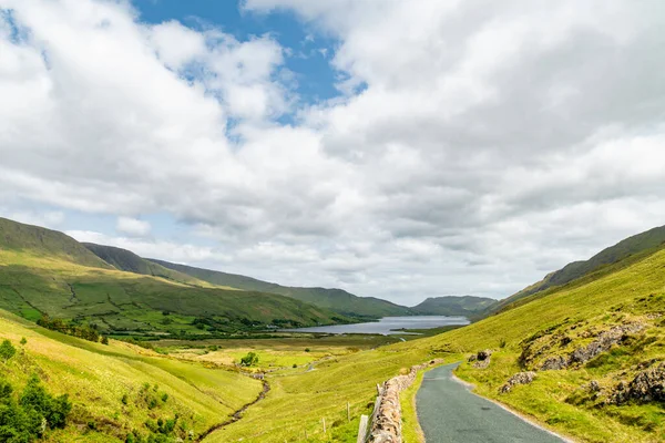 Arka Planda Lough Nafooey Olan Connemara Bölgesinin Güzel Manzarası Ufukta — Stok fotoğraf