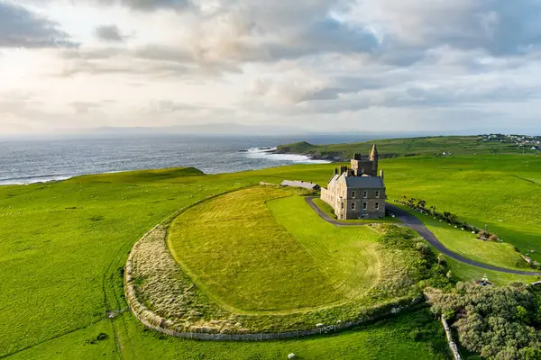 经典的保温城堡 背景是Mullaghmore Head风景如画的风景 壮观的落日景色 巨浪翻滚着上岸 Wild Atlantic Way Sligo的签名点 爱尔兰 — 图库照片
