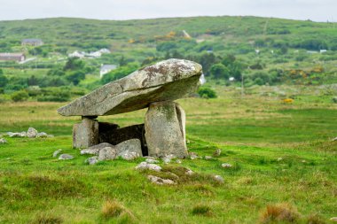 Kilclooney Dolmen, İrlanda 'nın en zarif portal mezarlarından biri ya da dolmens, güneybatı Donegal' da bulunuyor. Neolitik anıt M.Ö. 4000 ile 3.000 yılları arasında yapılmış..