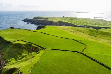 Silver Strand, güneybatıdaki Donegal ilçesinin Glencolmcille yakınlarındaki Malin Beg 'de bulunan at nalı şeklinde bir körfezde kumlu bir sahil. Vahşi Atlantik Yolu, İrlanda 'nın muhteşem kıyı yolu..