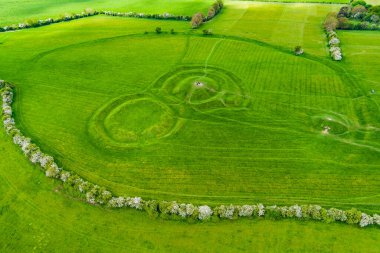 Bir dizi antik anıtiçeren ve geleneğe göre İrlanda Yüksek Kralı, County Meath, İrlanda'nın merkezi olarak kullanılan bir arkeolojik kompleks olan Tara Tepesi'nin havadan görünümü