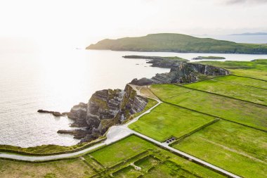 Şaşırtıcı dalga Kerry Cliffs, yaygın County Kerry, İrlanda en muhteşem uçurumlar olarak kabul lashed. Ünlü Ring of Kerry güzergahı üzerinde turistik.