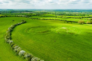 Bir dizi antik anıtiçeren ve geleneğe göre İrlanda Yüksek Kralı, County Meath, İrlanda'nın merkezi olarak kullanılan bir arkeolojik kompleks olan Tara Tepesi'nin havadan görünümü