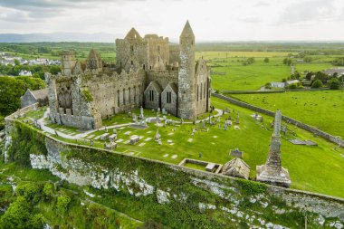 Cashel Kayası, Ayrıca Kings Cashel ve St Patrick's Rock, Cashel, County Tipperary bulunan tarihi bir site olarak da bilinir. İrlanda'nın en ünlü turistik biri.