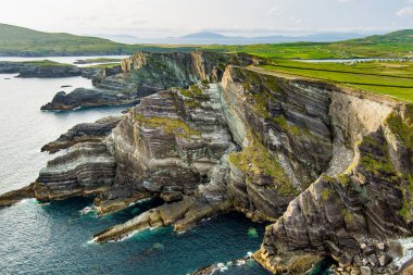 Şaşırtıcı dalga Kerry Cliffs, yaygın County Kerry, İrlanda en muhteşem uçurumlar olarak kabul lashed. Ünlü Ring of Kerry güzergahı üzerinde turistik.