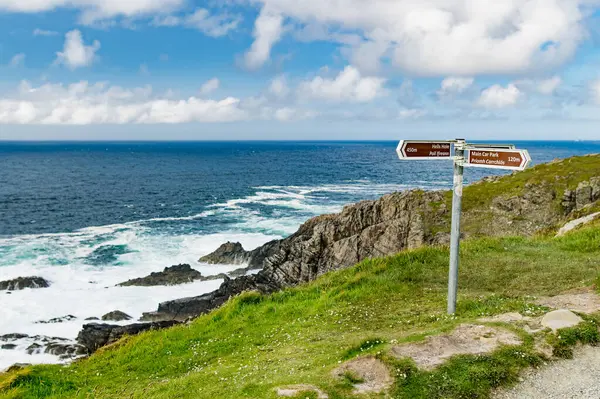 アイルランド最北端のマリンヘッド ワイルド アトランティック ウェイ 壮大な沿岸ルートの標識ポスト 自然の不思議 数多くのディスカバリーポイント ドニゴール — ストック写真