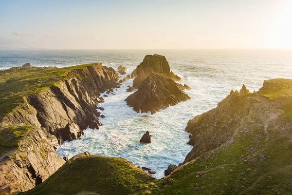 在爱尔兰最北端的马林黑德 Malin Head 最具有标志性和拍照效果的风景 野生大西洋路 Wild Atlantic Way 美丽的海滨路线 大自然的奇迹 — 图库照片