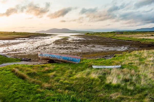 Eski Tekne Kerry Güzergahı Ring Boyunca Küçük Bir Plajda Sol — Stok fotoğraf