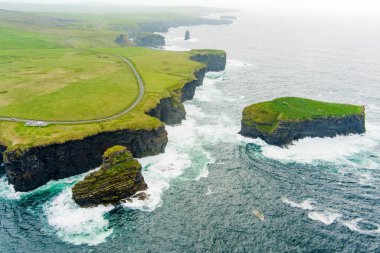 Uçan Kilkee uçurumlarının muhteşem manzarası, Loop Head Yarımadası, uzak ve vahşi kıyı şeridi, Wild Atlantic Way Discovery Point, County Clare, İrlanda.