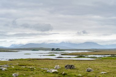 İrlanda 'nın Connemara bölgesindeki Glenicmurrin Lough gölünün güzel manzarası. Ufukta muhteşem dağları olan İrlanda manzarası Galway ilçesi, İrlanda.