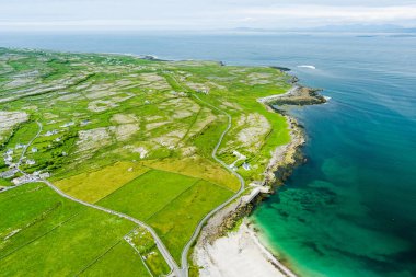 Inishmore veya Inis Mor, Galway Bay, İrlanda Aran Adaları en büyük havadan görünümü. Güçlü İrlanda kültürü, İrlanda diline sadakati ve antik kentlerin zenginliği ile ünlüdür..