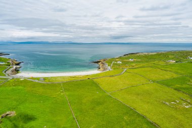 Inishmore veya Inis Mor, Galway Bay, İrlanda Aran Adaları en büyük havadan görünümü. Güçlü İrlanda kültürü, İrlanda diline sadakati ve antik kentlerin zenginliği ile ünlüdür..