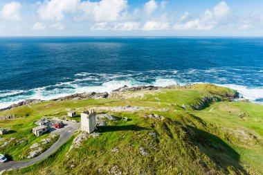 Banba 's Crown' ın hava manzarası, Malin Head 'in ikonik mücevheri, İrlanda' nın en kuzey noktası, ünlü Vahşi Atlantik Yolu, muhteşem kıyı yolu. Doğanın harikaları. Sayısız Keşif Noktaları. Ortak Donegal