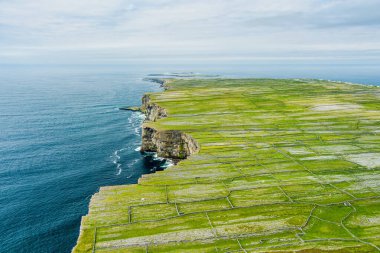 Inishmore veya Inis Mor, Galway Bay, İrlanda Aran Adaları en büyük havadan görünümü. Güçlü İrlanda kültürü, İrlanda diline sadakati ve antik kentlerin zenginliği ile ünlüdür..