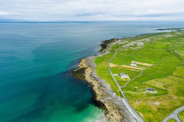Inishmore veya Inis Mor, Galway Bay, İrlanda Aran Adaları en büyük havadan görünümü. Güçlü İrlanda kültürü, İrlanda diline sadakati ve antik kentlerin zenginliği ile ünlüdür..