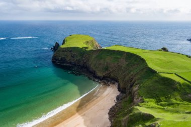 Silver Strand, güneybatıdaki Donegal ilçesinin Glencolmcille yakınlarındaki Malin Beg 'de bulunan at nalı şeklinde bir körfezde kumlu bir sahil. Vahşi Atlantik Yolu, İrlanda 'nın muhteşem kıyı yolu..