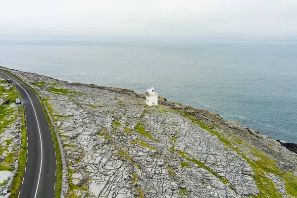 Black Head Lighthouse Situated Rough Rock Landscape Burren Uprostřed Bizarní — Stock fotografie