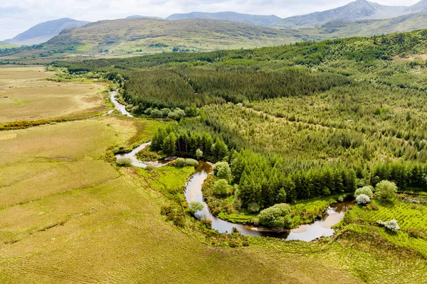 在爱尔兰的康涅马拉地区 俯瞰乔伊斯的河流蜿蜒而下的空中风景 爱尔兰高威县风景秀丽的爱尔兰乡村风景 地平线上耸立着雄伟的群山 — 图库照片
