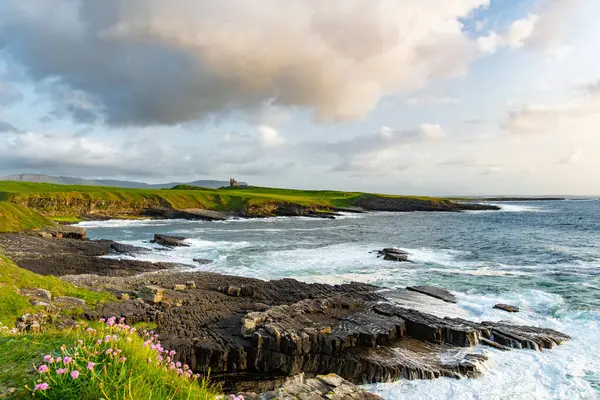 位于Mullaghmore Head风景如画的古典式城堡 壮观的落日景色 巨浪翻滚着上岸 Wild Atlantic Way Sligo的签名点 爱尔兰 — 图库照片