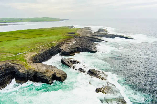 位于环状半岛的基尔基悬崖的空中景观 遥远而狂野的海岸线 狂野的大西洋路发现点 爱尔兰克莱尔县 — 图库照片