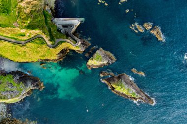 Dunquin veya Dun Chaoin İskelesi, İrlanda 'nın koyun otobanı. İskeleye, okyanus kıyılarına, uçurumlara uzanan dar patikaların havadan görünüşü. Slea Head Drive ve Wild Atlantic Yolu 'nda popüler ikonik konum.