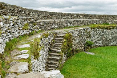 Aileach 'lı Grianan, Antik Kuru Taştan kale, İrlanda, Inishowen' deki Greenan Dağı 'nın tepesinde bulunan tarih öncesi bira yapıları kompleksinin bir parçası..