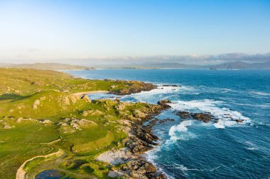İneuran Körfezi kıyıları ve uçurumları, Malin Head, İrlanda 'nın en kuzey noktası, ünlü Vahşi Atlantik Yolu, muhteşem kıyı yolu. Doğanın harikaları. Sayısız Keşif Noktaları. Ortak Donegal