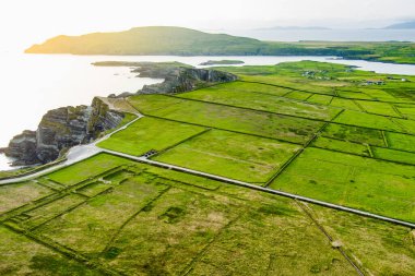 Şaşırtıcı dalga Kerry Cliffs, yaygın County Kerry, İrlanda en muhteşem uçurumlar olarak kabul lashed. Ünlü Ring of Kerry güzergahı üzerinde turistik.