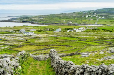Inishmore ya da Inis Mor, İrlanda 'nın Galway Körfezi' ndeki Aran Adaları 'nın en büyüğü. Güçlü İrlanda kültürüyle, İrlanda diline bağlılığıyla ve antik sitelerin zenginliğiyle ünlüdür..