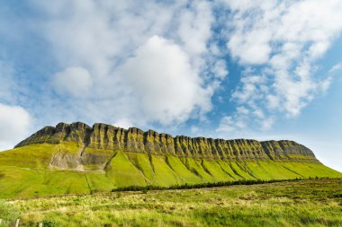 Benbulbin 'in havadan görünüşü, diğer adıyla Benbulben veya Ben Bulben, simgesel simge, büyük düz uçlu nunatak kaya oluşumu. Wild Atlantic Way, County Sligo, İrlanda 'daki muhteşem kostüm sürüş rotası.