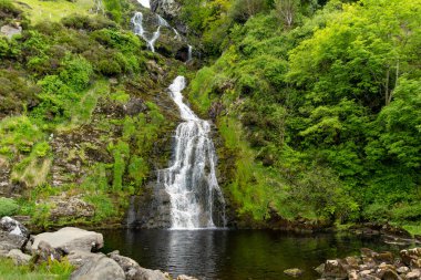 Donegal 'in en güzel şelalelerinden Assaranca Şelalesi' nin havadan görünüşü. Bölgeyi ziyaret eden turistlerin görmesi gereken gizli bir mücevher. Maghera Sahili ve Mağaraları yakınlarındaki şaşırtıcı doğal cazibe..