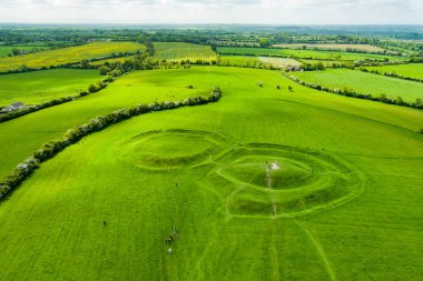Bir dizi antik anıtiçeren ve geleneğe göre İrlanda Yüksek Kralı, County Meath, İrlanda'nın merkezi olarak kullanılan bir arkeolojik kompleks olan Tara Tepesi'nin havadan görünümü
