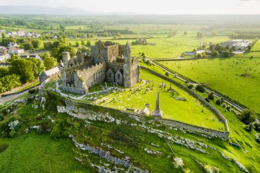 Cashel Kayası, Ayrıca Kings Cashel ve St Patrick's Rock, Cashel, County Tipperary bulunan tarihi bir site olarak da bilinir. İrlanda'nın en ünlü turistik biri.