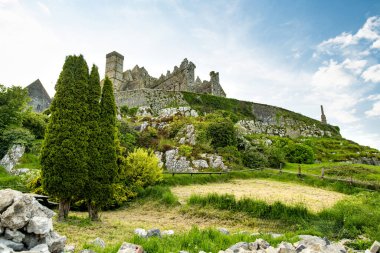 Cashel Kayası, Ayrıca Kings Cashel ve St Patrick's Rock, Cashel, County Tipperary bulunan tarihi bir site olarak da bilinir. İrlanda'nın en ünlü turistik biri.