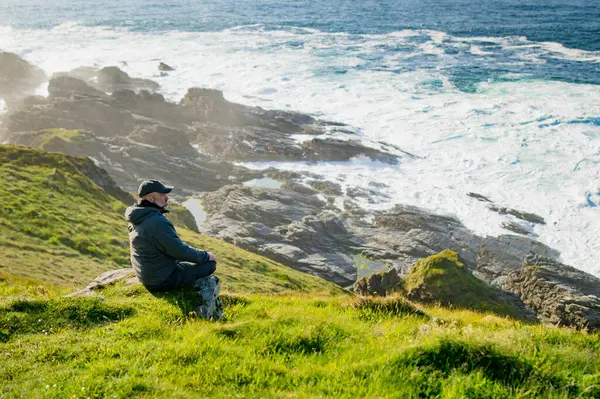 Touriste Admirant Beauté Pittoresque Malin Head Point Nord Irlande Wild — Photo