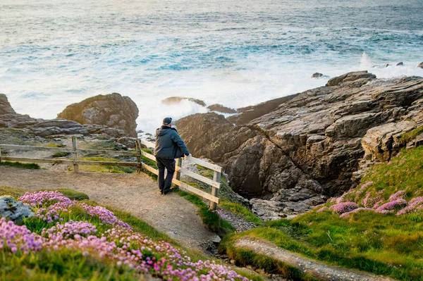 Tourist Admiring Scenic Beauty Malin Head Ireland Northernmost Point Wild — Stock Photo, Image