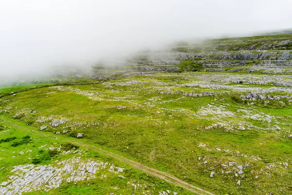 爱尔兰克莱尔县伯伦地区的壮观的雾蒙蒙的空中景观 伯伦国家公园暴露的岩溶石灰岩基岩 粗野的爱尔兰本性 — 图库照片