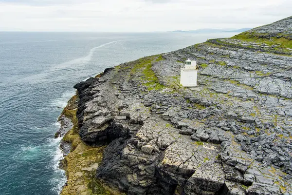 Black Head Lighthouse Situado Áspero Paisaje Rocoso Burren Medio Extraño —  Fotos de Stock