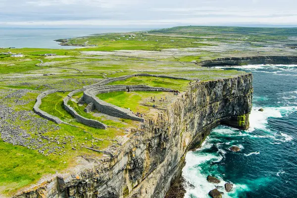 爱尔兰Inishmore岛Dun Aonghasa或Dun Aengus的空中景观 Dun Aonghasa或Dun Aengus是Aran群岛最大的史前石堡 旅游胜地 重要的考古遗址 — 图库照片