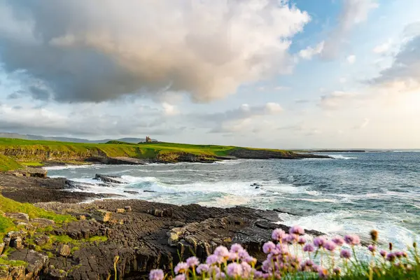位于Mullaghmore Head风景如画的古典式城堡 壮观的落日景色 巨浪翻滚着上岸 Wild Atlantic Way Sligo的签名点 爱尔兰 — 图库照片