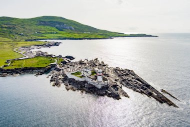 Cromwell Point Valentia Adası Deniz Feneri güzel havadan görünümü. Vahşi Atlantik Yolu'nda görülmeye değer yerler. Güneşli yaz gününde Manzara İrlanda countyside, County Kerry, İrlanda.