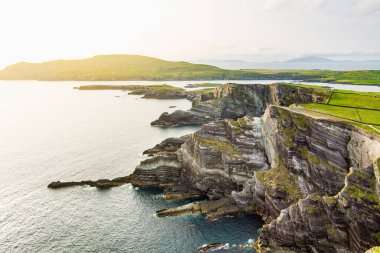 Şaşırtıcı dalga Kerry Cliffs, yaygın County Kerry, İrlanda en muhteşem uçurumlar olarak kabul lashed. Ünlü Ring of Kerry güzergahı üzerinde turistik.