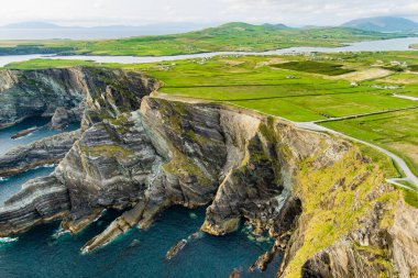 Şaşırtıcı dalga Kerry Cliffs, yaygın County Kerry, İrlanda en muhteşem uçurumlar olarak kabul lashed. Ünlü Ring of Kerry güzergahı üzerinde turistik.