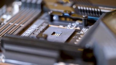 Bir montaj operasyonu sırasında modern bir bilgisayar ana kartının yakın görüntüsü. Bilgisayar donanımı, elektronik ekipman, bilgisayar bileşenleri.