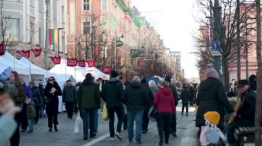 Geleneksel Paskalya Pazarı Kaziuko muge ya da Kaziukas 'a katılan yüzlerce insan, Litvanya' nın Vilnius kentindeki Old Town caddelerinde her yıl Mart ayında el sanatları fuarı düzenliyor..